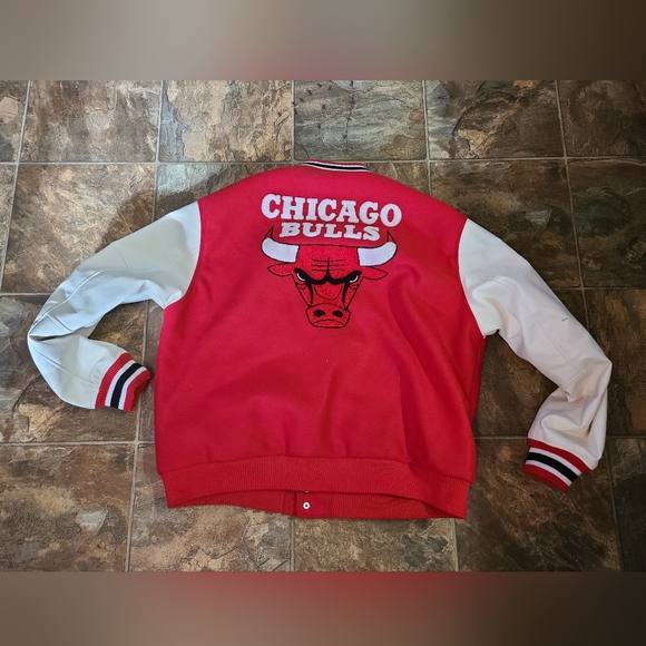 Chicago Bulls Red and White Varsity Jacket - Picture 11 of 11